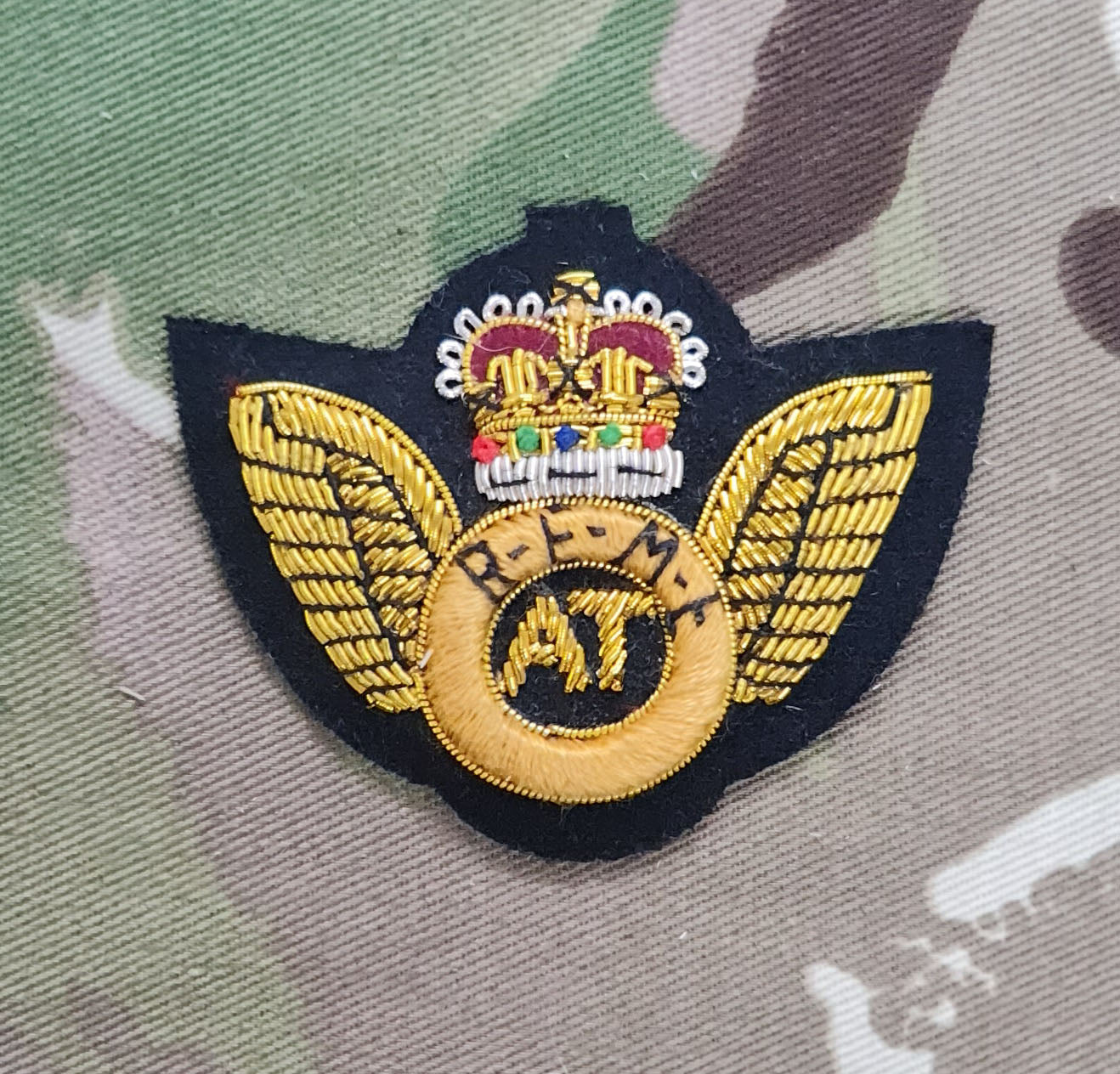 Britische Qualifikationsgeschwader – Flugzeugtechniker AT REME – Goldbarren auf schwarzem Mess Dress (EIIR)