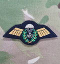 Britische Fallschirmspringerqualifikation Assistant Parachute Jump Instructor APJI Jump Wings Wire Bullion Besticktes Abzeichen Gold auf schwarzem Messkleid