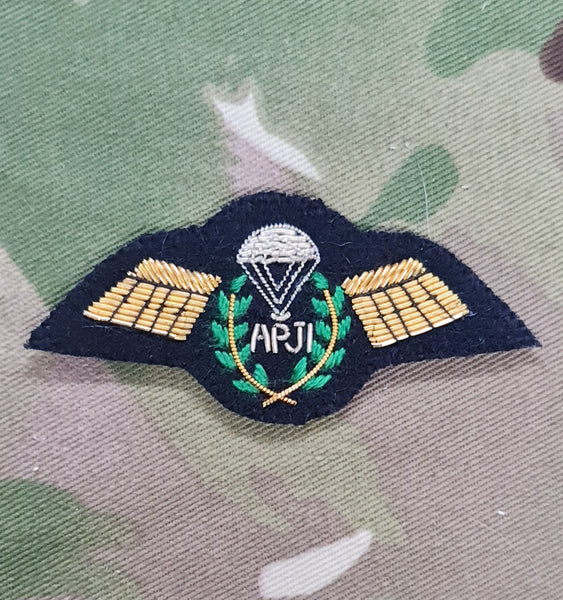 Britische Fallschirmspringerqualifikation Assistant Parachute Jump Instructor APJI Jump Wings Wire Bullion Besticktes Abzeichen Gold auf schwarzem Messkleid