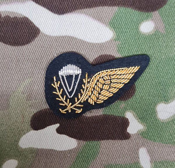 Brevet/Wings Bullion für Fallschirmspringer-Ausbilder der britischen Armee, besticktes Abzeichen in Gold auf schwarzem Mess Dress