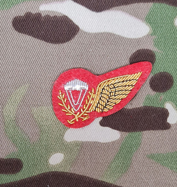 Brevet/Wings-Qualifikation für Fallschirmspringer-Ausbilder der britischen Armee. Abzeichen mit Drahtstickerei in Gold auf schwarzem Mess Dress.