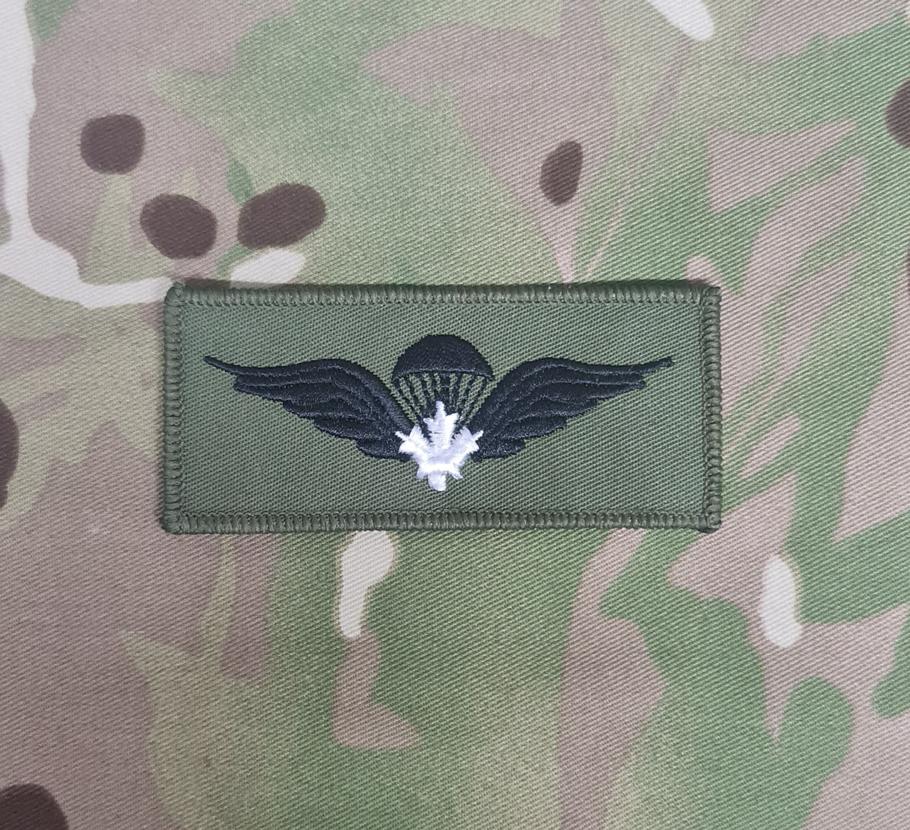 Kanadische / kanadische Qualifikationsflügel für Fallschirmspringer in der Luft – White Maple Leaf (Fortgeschritten) (Variante)