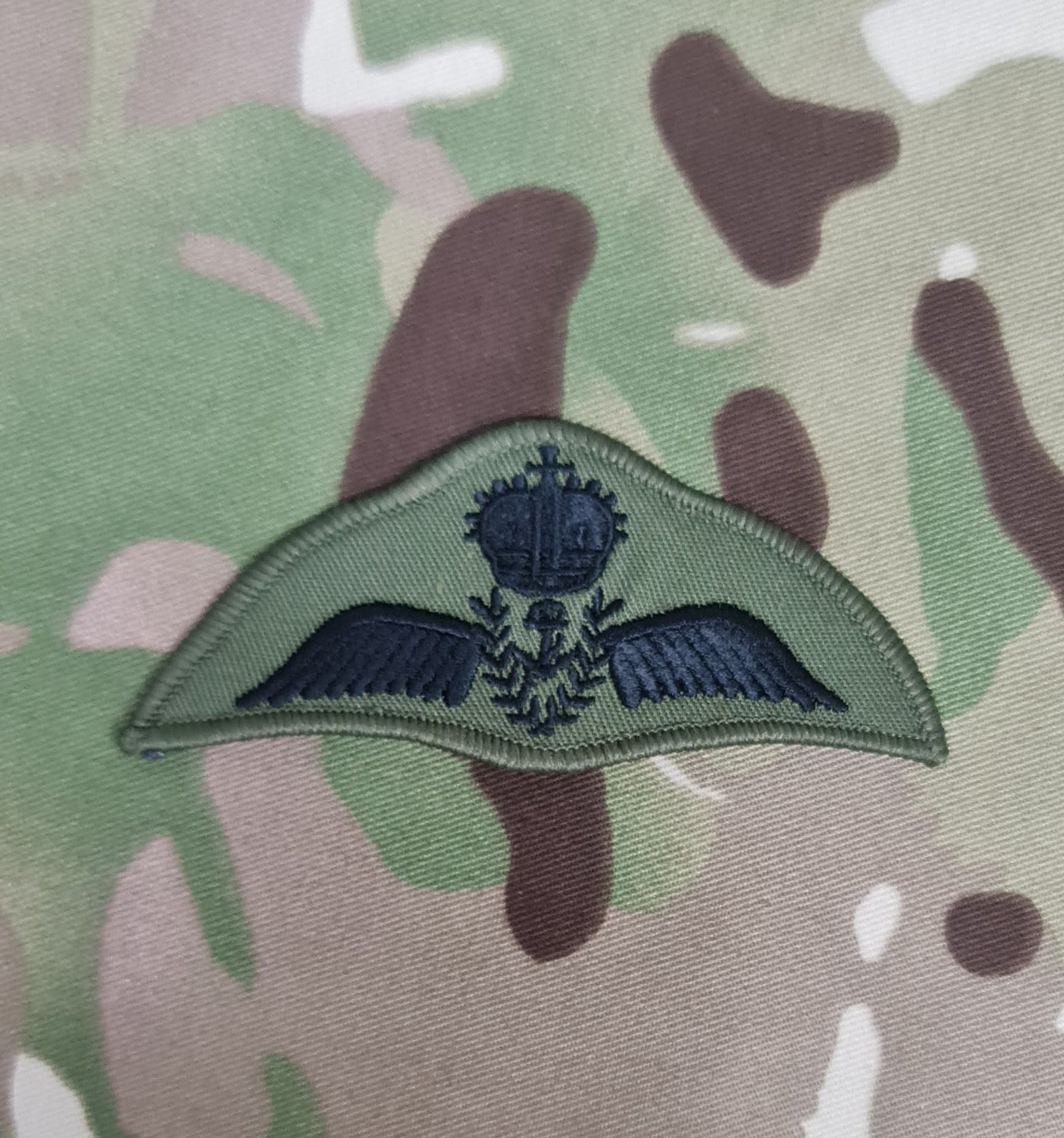 RN FAA – Royal Navy Fleet Air Arm – Pilot Wings Qualification Wings Stoff – gedämpft (EIIR) (geformt)