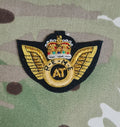 Britische Qualifikationsgeschwader – Flugzeugtechniker AT REME – Goldbarren auf schwarzem Mess Dress (EIIR)