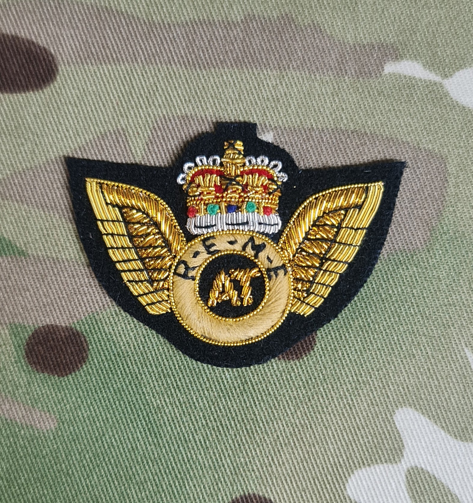 Britische Qualifikationsgeschwader – Flugzeugtechniker AT REME – Goldbarren auf schwarzem Mess Dress (EIIR)