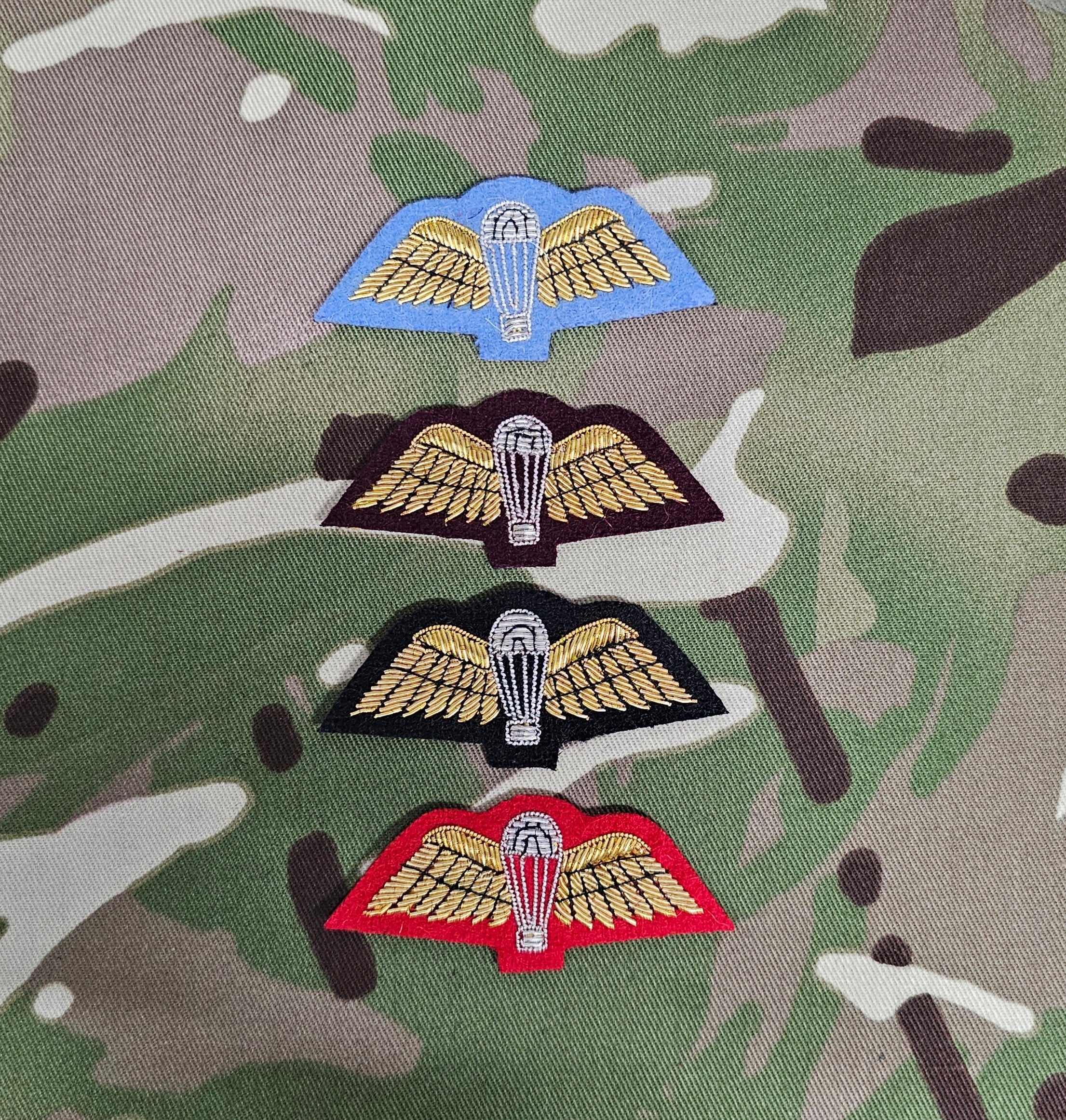 Britische Fallschirmspringer-Qualifikation Jump Wings Wire Bullion Embroidered Badge Mess Dress (Schwarz / Rot / Kastanienbraun / Blau)
