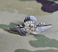 Miniatur Ungarn / Ungarisch 1940 / 2021 M Fallschirmspringer-Qualifikationsabzeichen aus Metall mit Sprungflügeln (Mess Dress)