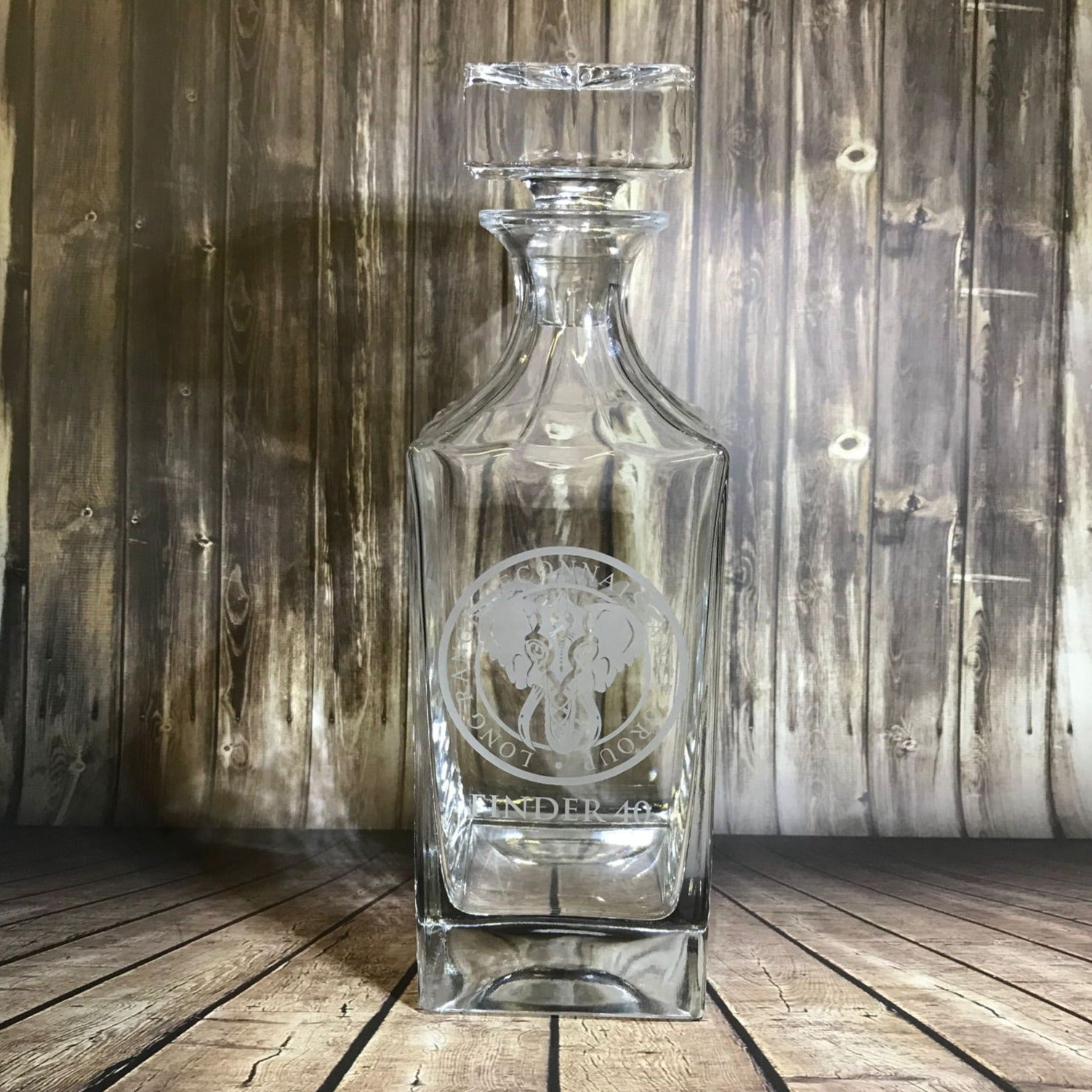 Gravierte personalisierte quadratische Brandy-/Portweinkaraffe aus Glas – Kostenlose Gravur / Ihr Design