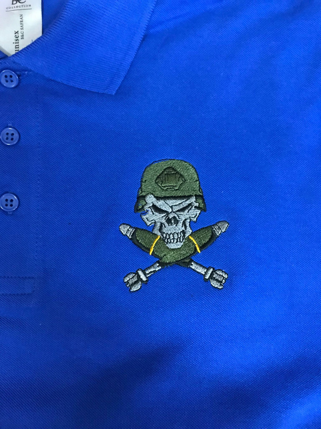 Mörserzug – Totenkopf und gekreuzte 81-mm-Mörserbomben – Gesticktes Design – Wähle dein Kleidungsstück