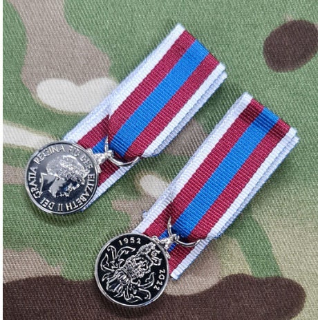 Queen Elizabeth Platinum Jubilee Miniature Medal / mess dress / british army / QPJM