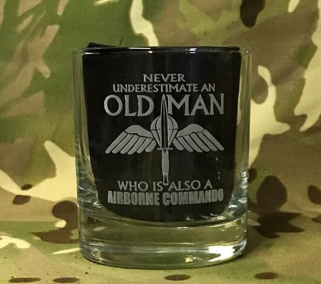 Never Underestimate an old man who is also a Airborne Commando - Engraved Whiskey Tumbler Glass 330ml - para / cdo / winged dagger