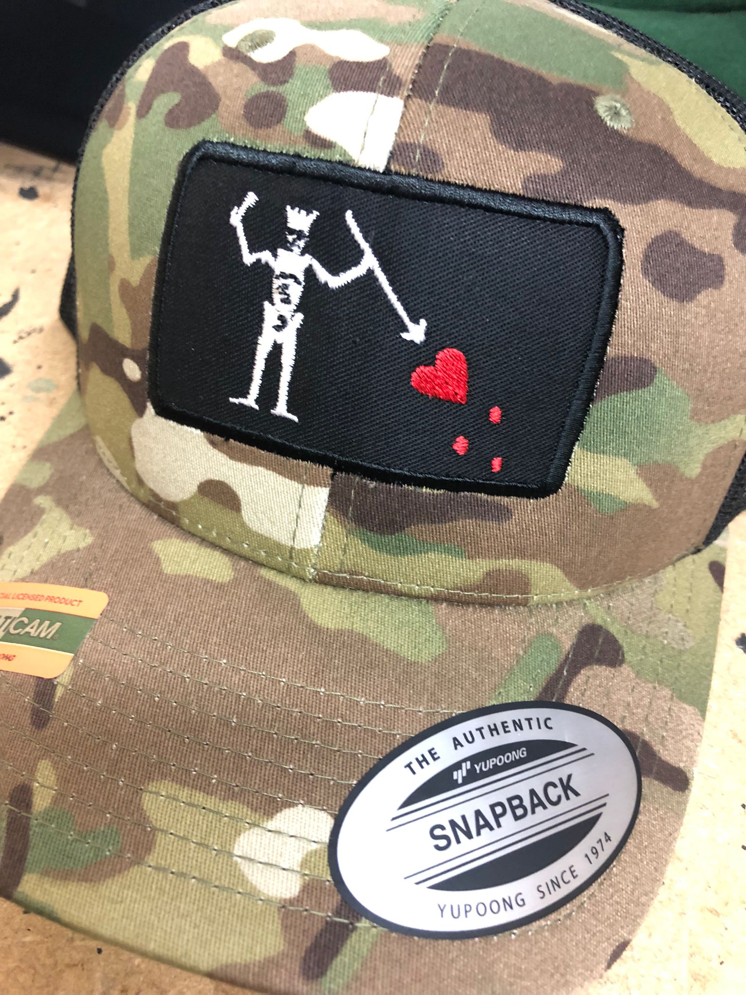 Bestickte Flexfit-Yupong-Kappe Baseballkappe mit Blackbeard-Flagge (Edward Teach)