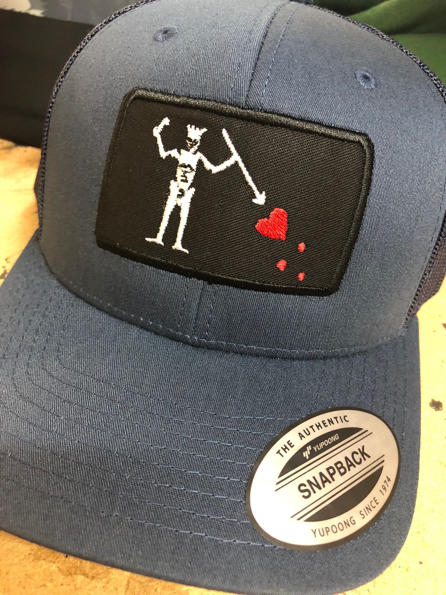 Bestickte Flexfit-Yupong-Kappe Baseballkappe mit Blackbeard-Flagge (Edward Teach)