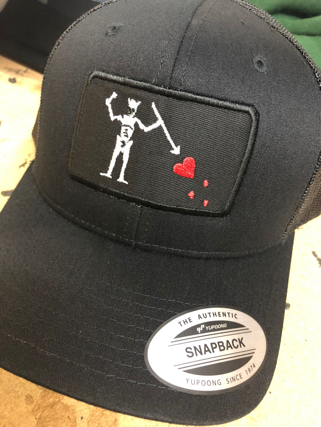 Bestickte Flexfit-Yupong-Kappe Baseballkappe mit Blackbeard-Flagge (Edward Teach)
