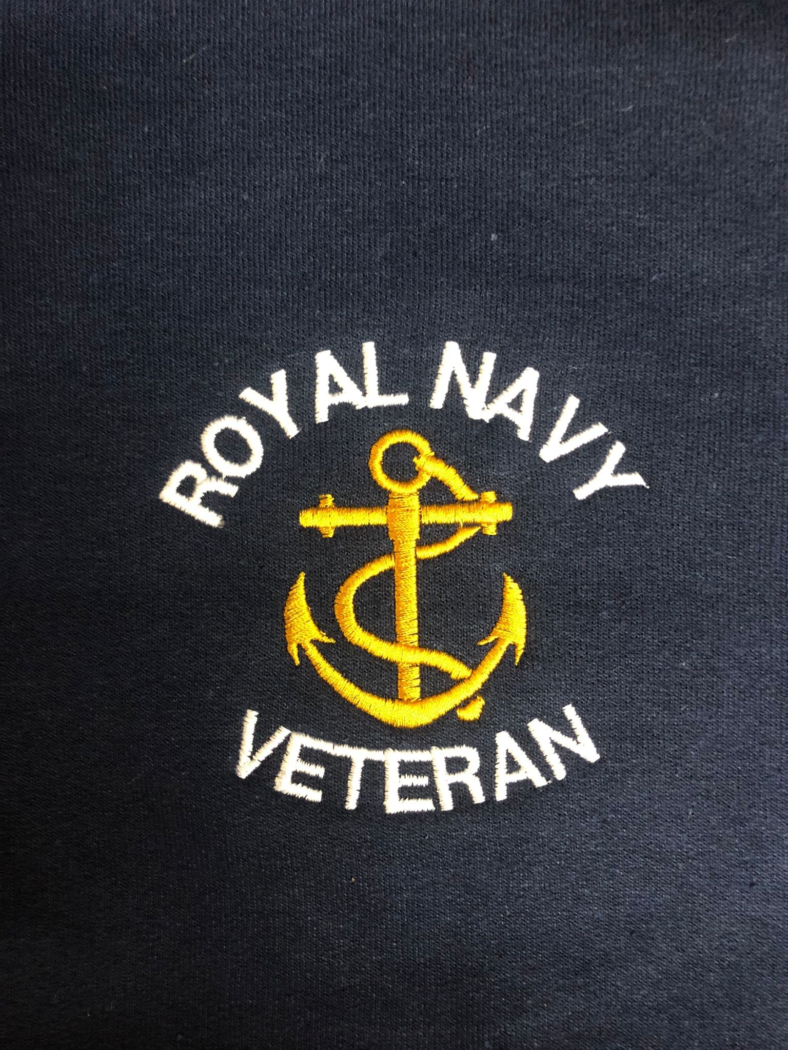 Royal Navy Veteran - Gesticktes Design - Wählen Sie Ihr Kleidungsstück