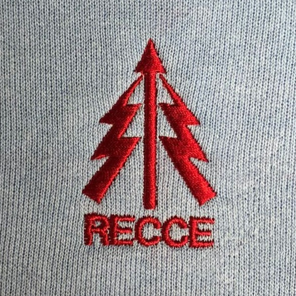 Recce - Gesticktes Design - Wähle dein Kleidungsstück