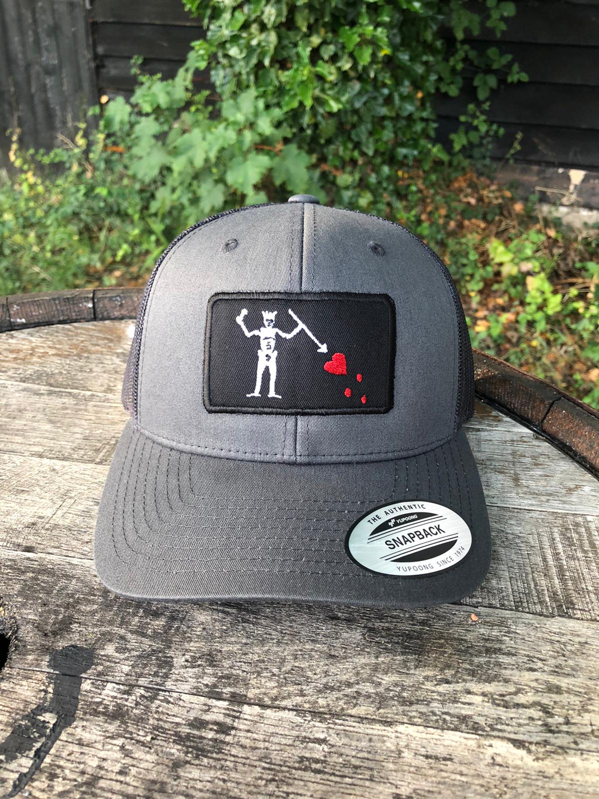 Bestickte Flexfit-Yupong-Kappe Baseballkappe mit Blackbeard-Flagge (Edward Teach)