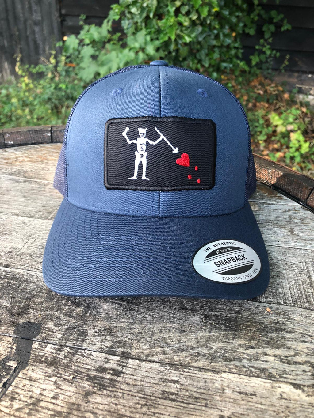 Bestickte Flexfit-Yupong-Kappe Baseballkappe mit Blackbeard-Flagge (Edward Teach)
