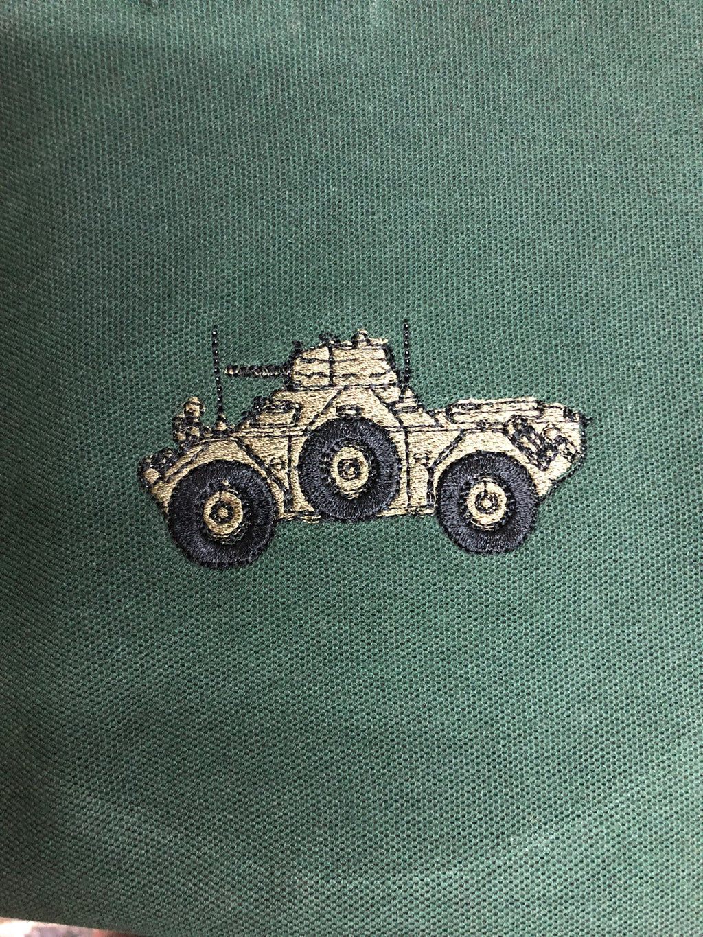 Gepanzertes Kampffahrzeug AFV Scout Car Frettchen Besticktes Design - Wähle dein Kleidungsstück