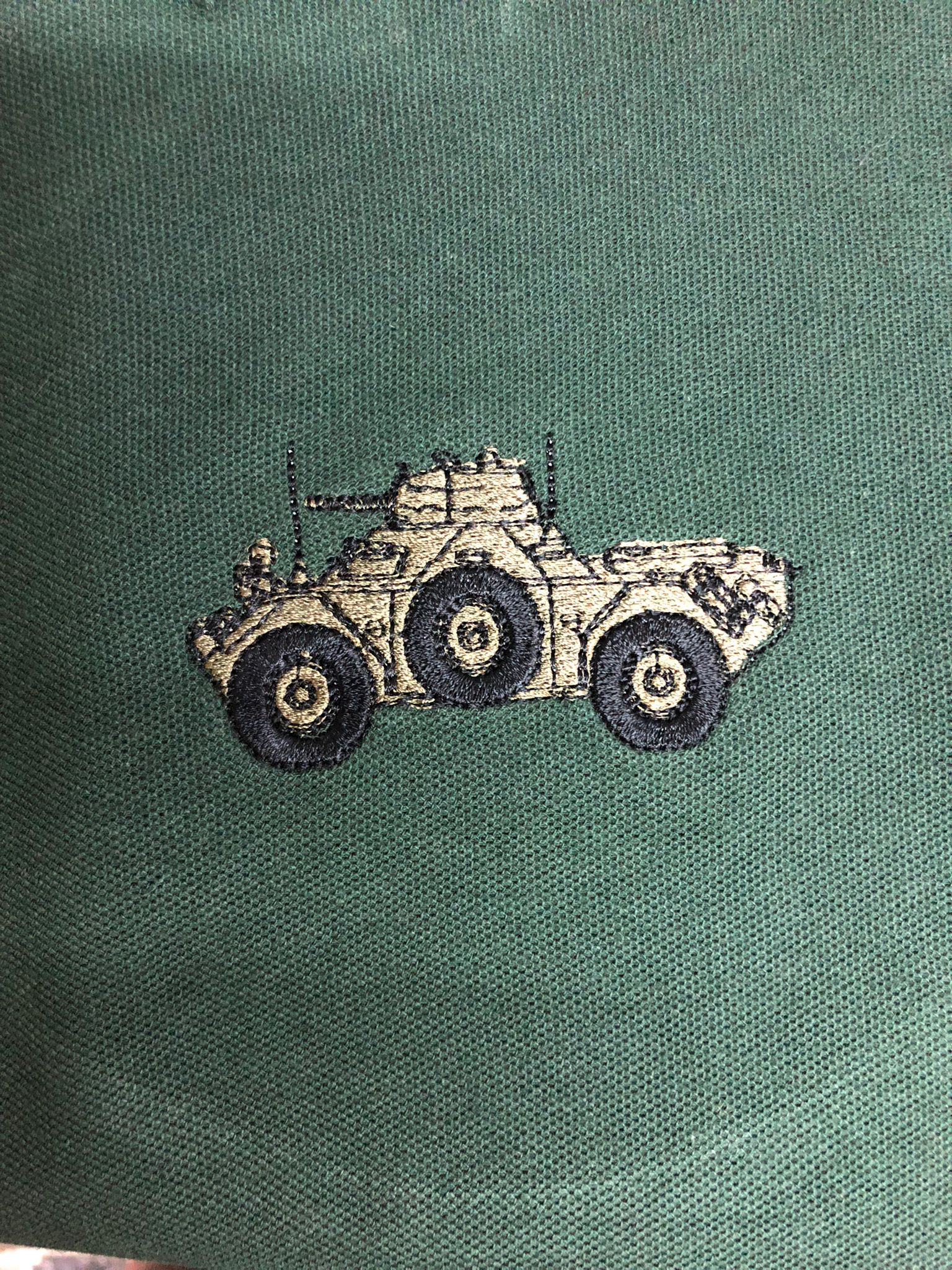 Gepanzertes Kampffahrzeug AFV Scout Car Frettchen Besticktes Design - Wähle dein Kleidungsstück