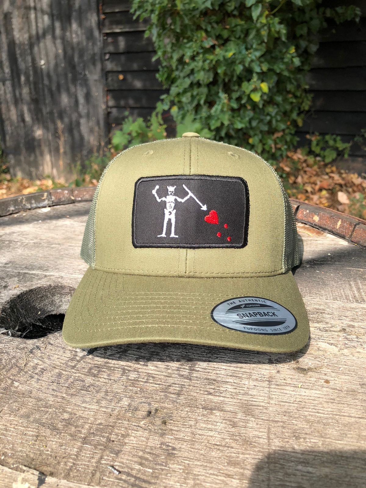Bestickte Flexfit-Yupong-Kappe Baseballkappe mit Blackbeard-Flagge (Edward Teach)