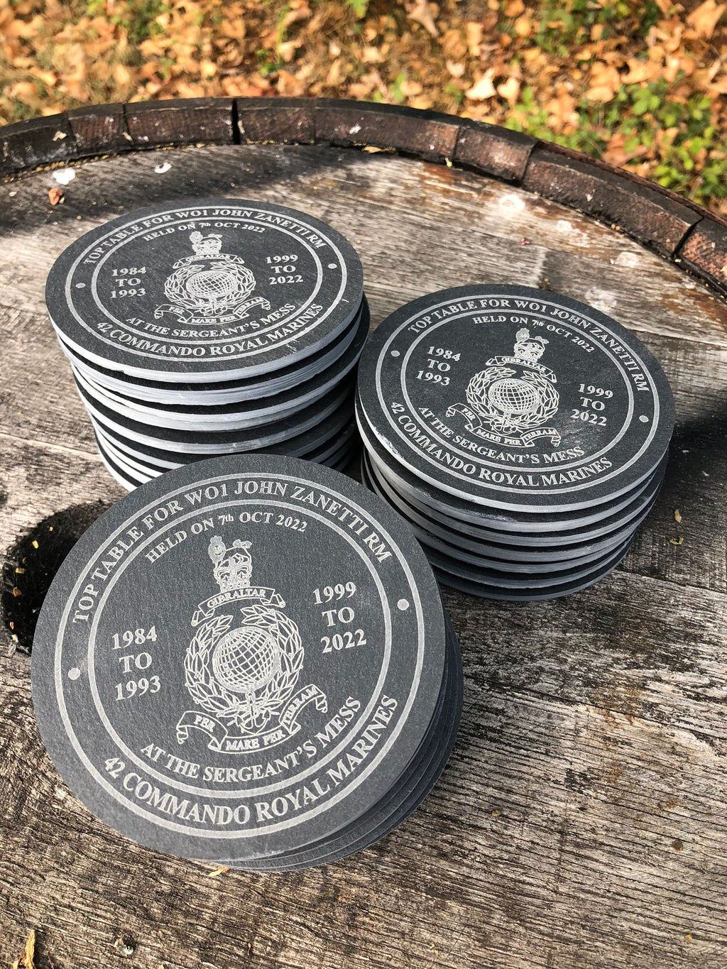 Premium Regimental Untersetzer aus Naturschiefer mit personalisierter Gravur – 10 cm Durchmesser