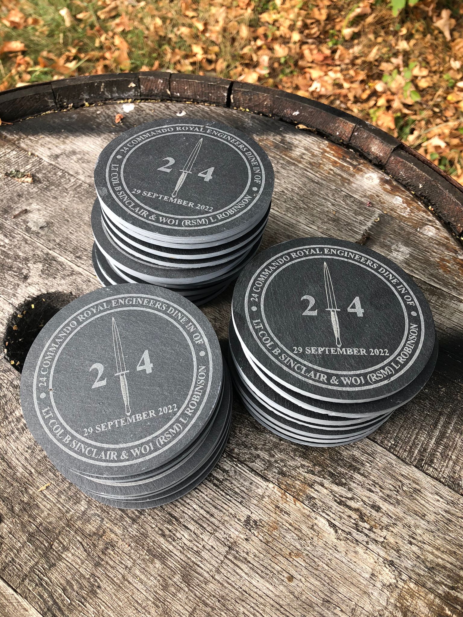 Premium Regimental Untersetzer aus Naturschiefer mit personalisierter Gravur – 10 cm Durchmesser