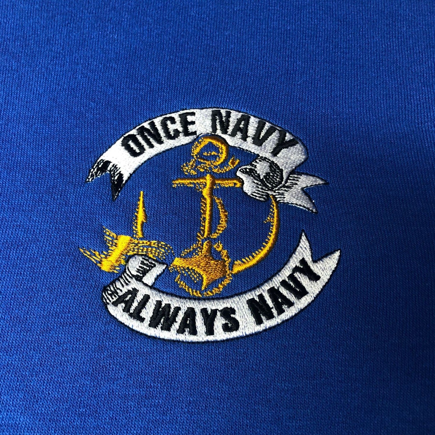 Einmal Marineblau, immer Marineblau - Bestickt - Wähle dein Kleidungsstück