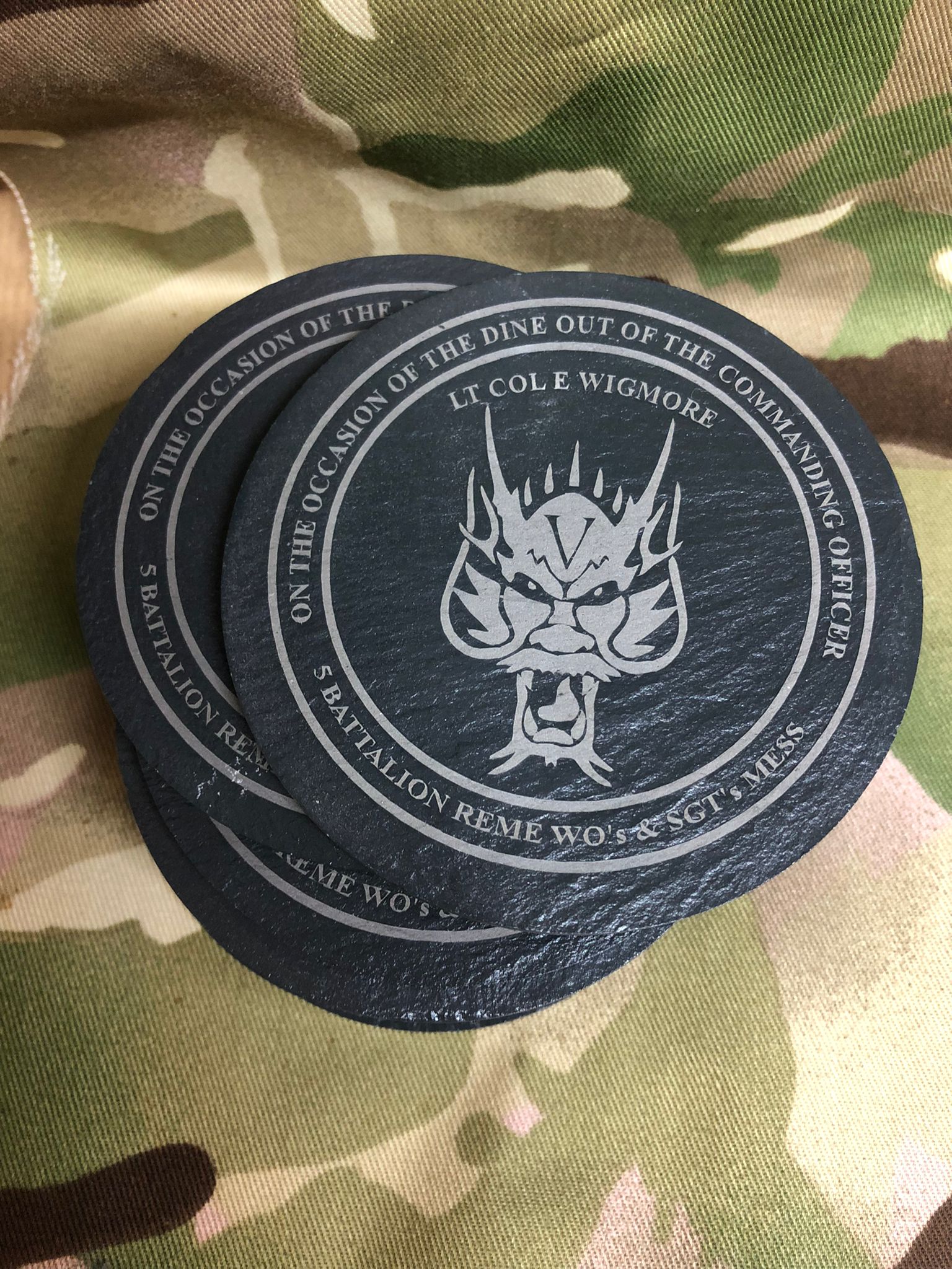 Unit Personalisierte gravierte Schieferuntersetzer - Mess Dinner Logo Untersetzer