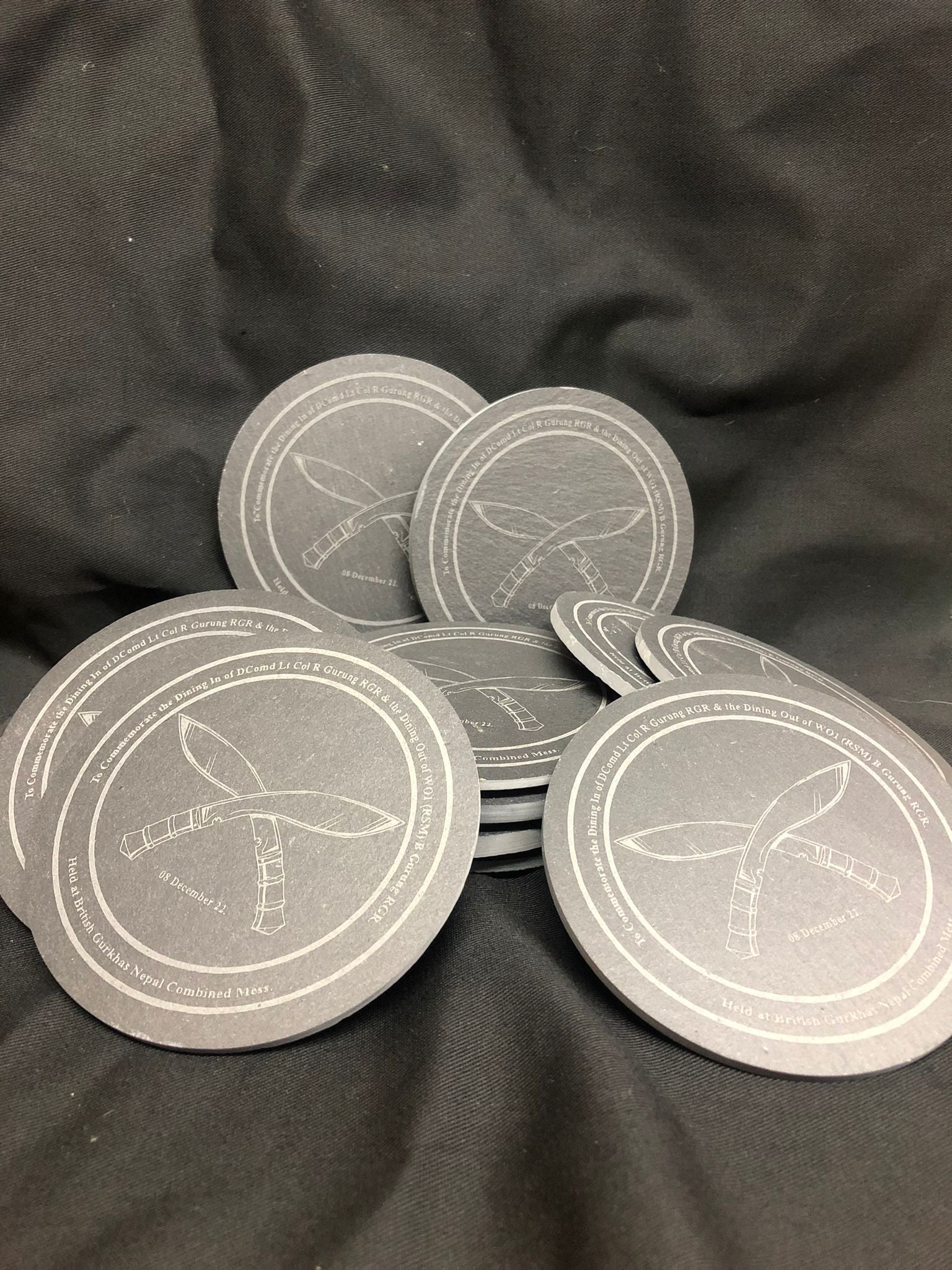 Premium Regimental Untersetzer aus Naturschiefer mit personalisierter Gravur – 10 cm Durchmesser