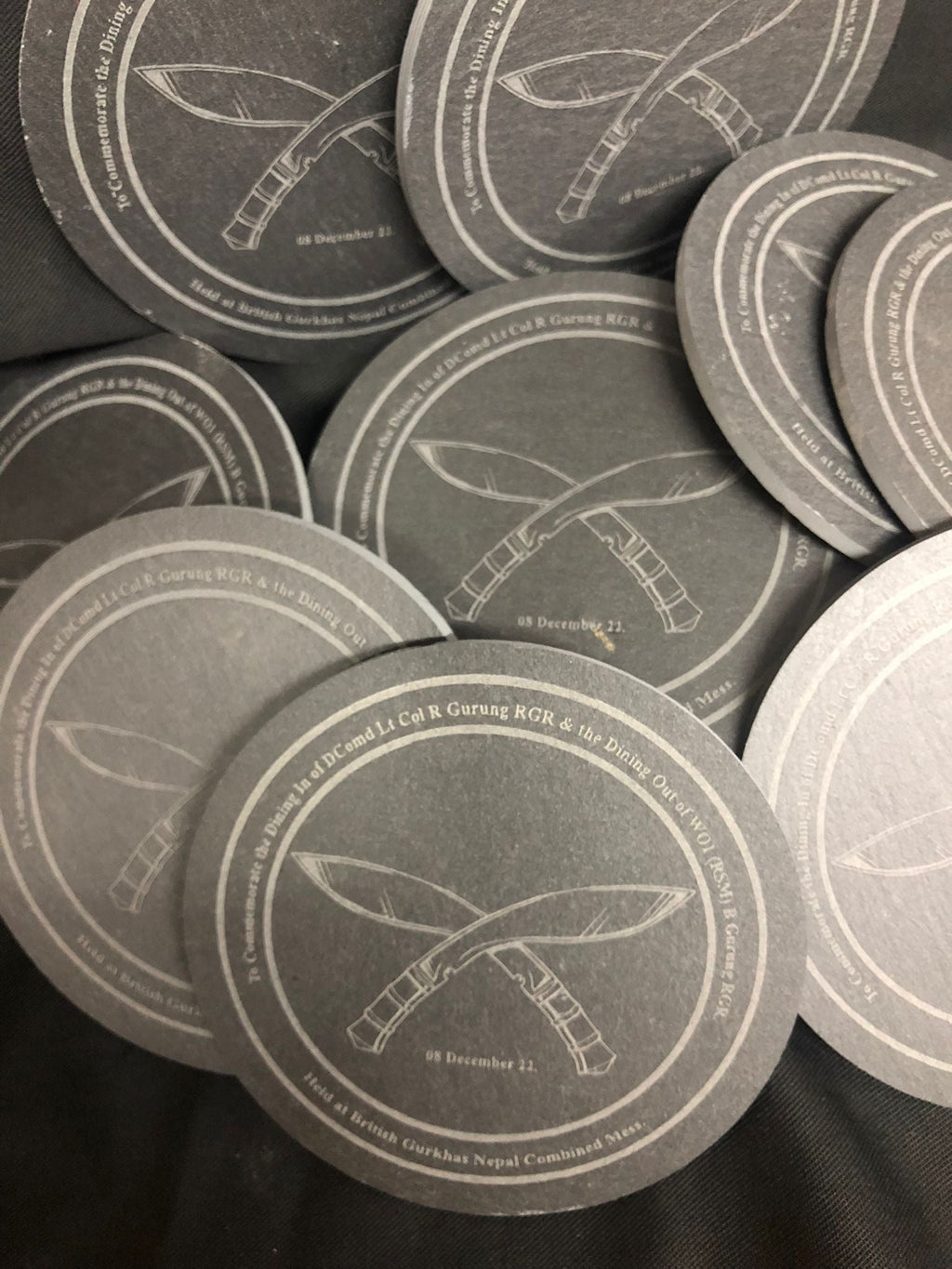 Premium-Untersetzer mit persönlicher Gravur aus Naturschiefer, 10 cm Durchmesser, Regimentsessen