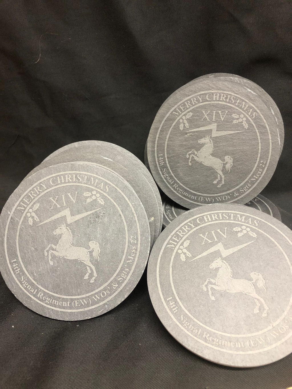 Premium Regimental Untersetzer aus Naturschiefer mit personalisierter Gravur – 10 cm Durchmesser