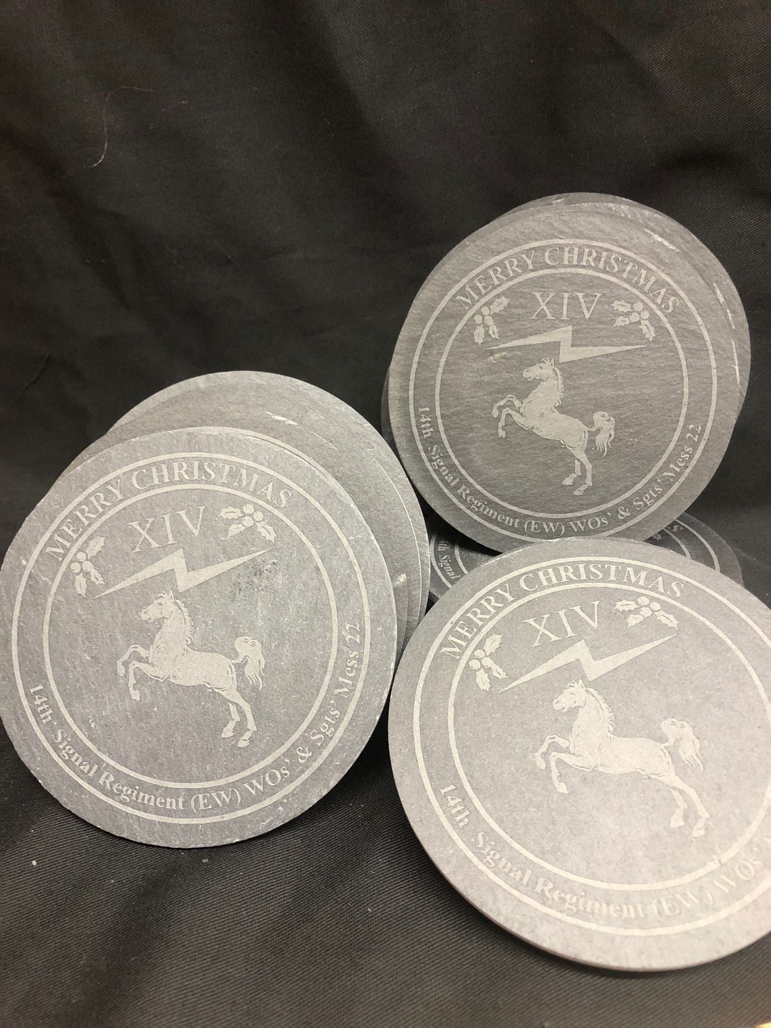 Premium Regimental Untersetzer aus Naturschiefer mit personalisierter Gravur – 10 cm Durchmesser