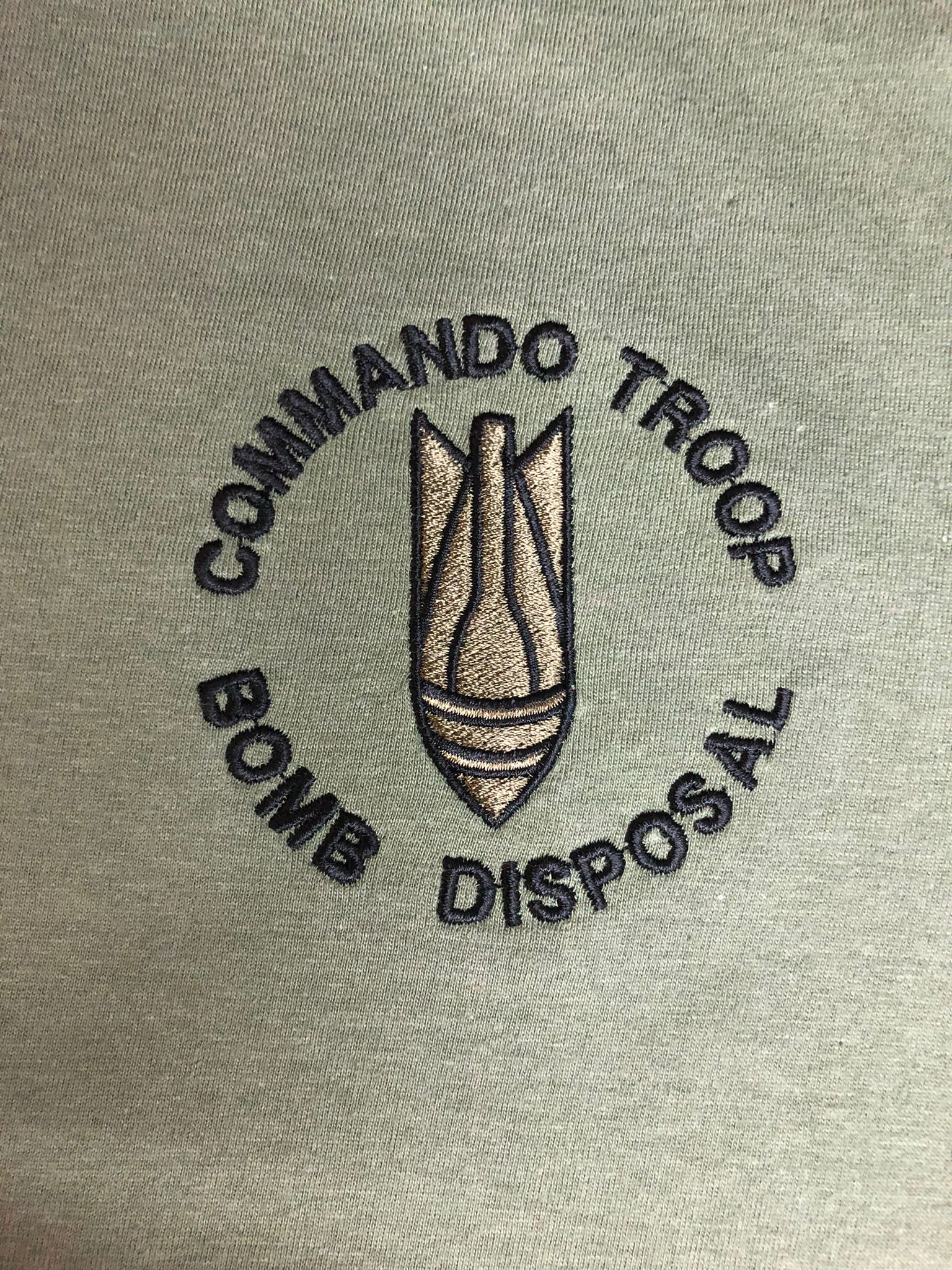 Bombenentschärfung durch Kommandotruppe – Gesticktes Design – Wähle dein Kleidungsstück
