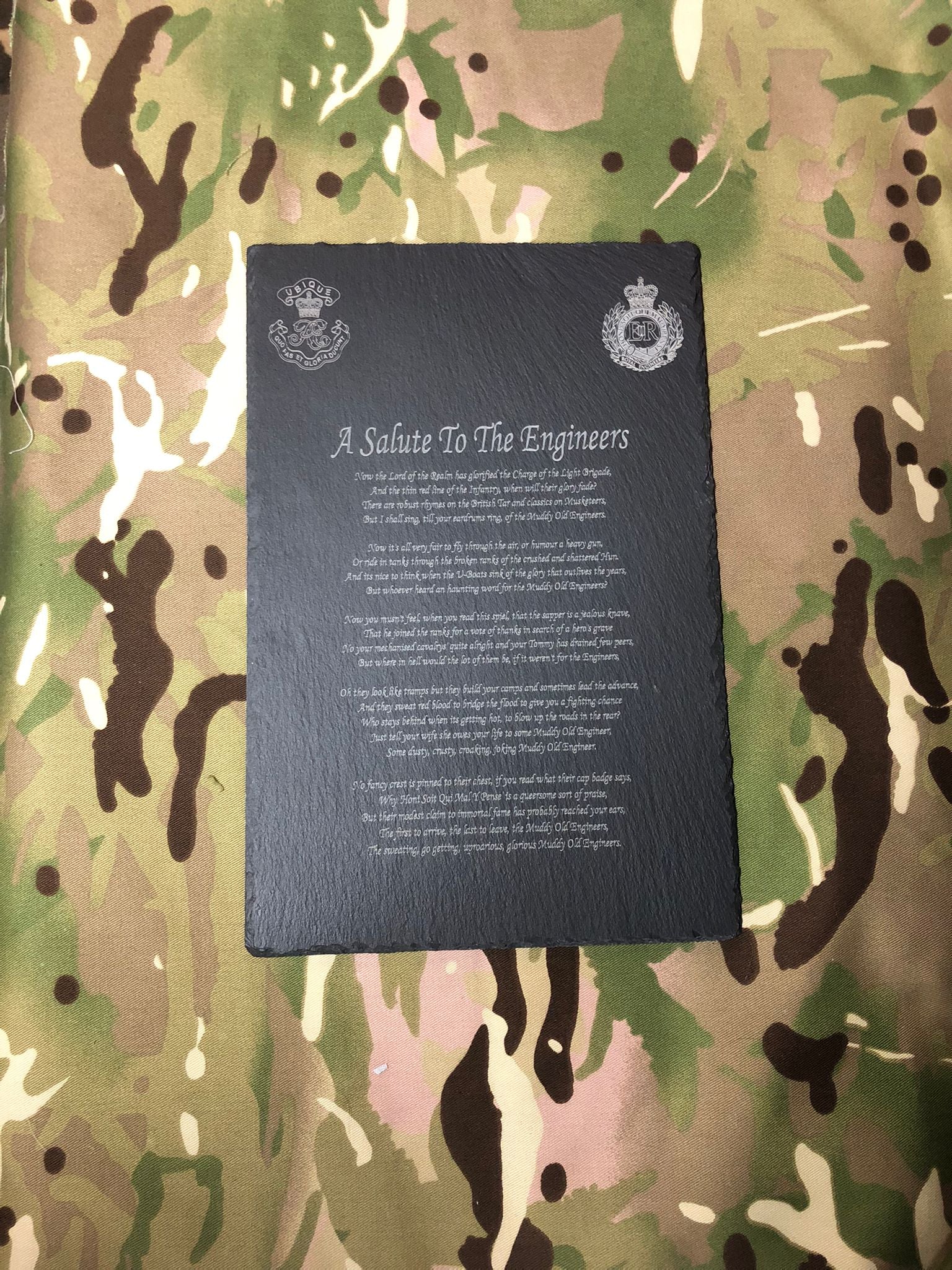 Ein Gruß an die Royal Engineers / Muddy Old Engineers – gravierte Schiefertafel, personalisierbar – HM Armed Forces – Rechteck 200 mm x 300 mm