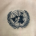 UN Vereinte Nationen V2 - Gesticktes Design - Wähle dein Kleidungsstück