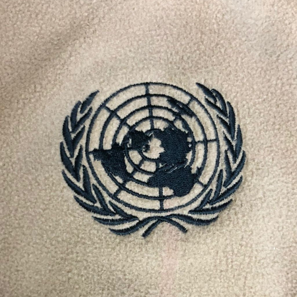 UN Vereinte Nationen V2 - Gesticktes Design - Wähle dein Kleidungsstück
