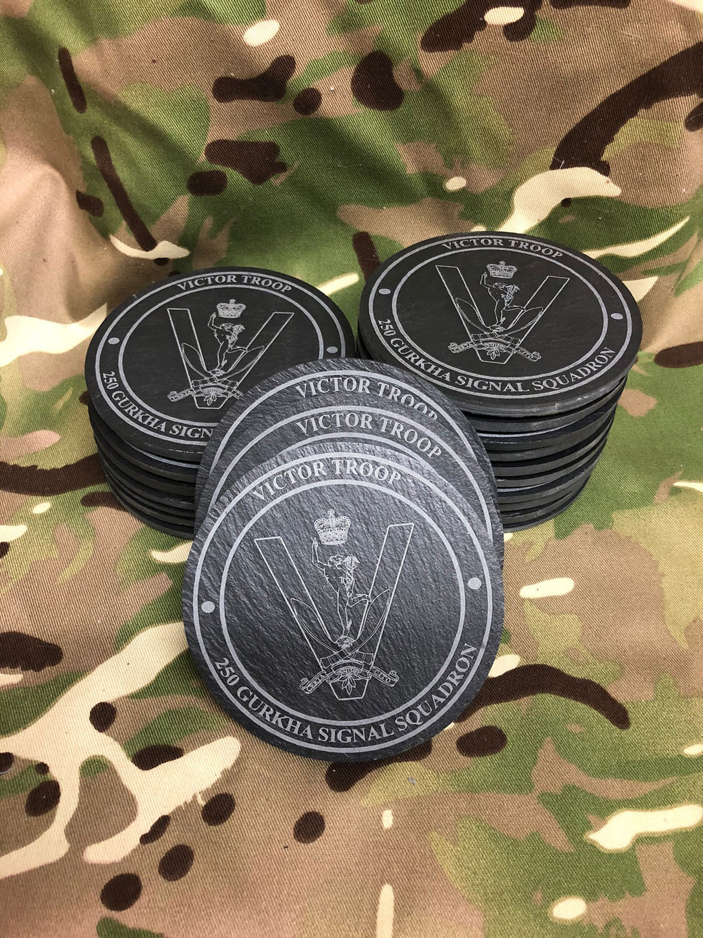 Premium-Untersetzer mit persönlicher Gravur aus Naturschiefer, 10 cm Durchmesser, Regimentsessen