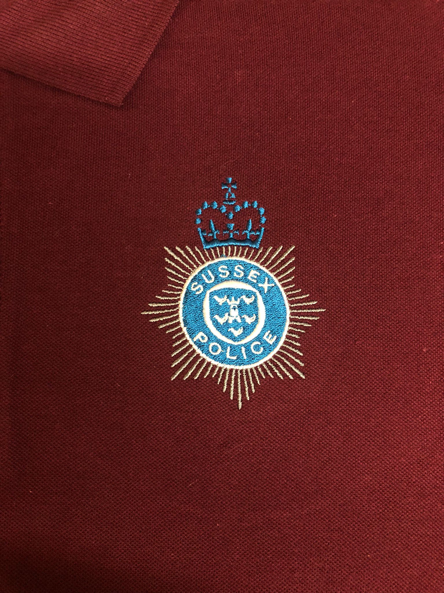 Sussex Police – Gesticktes Design – Wählen Sie Ihr Kleidungsstück