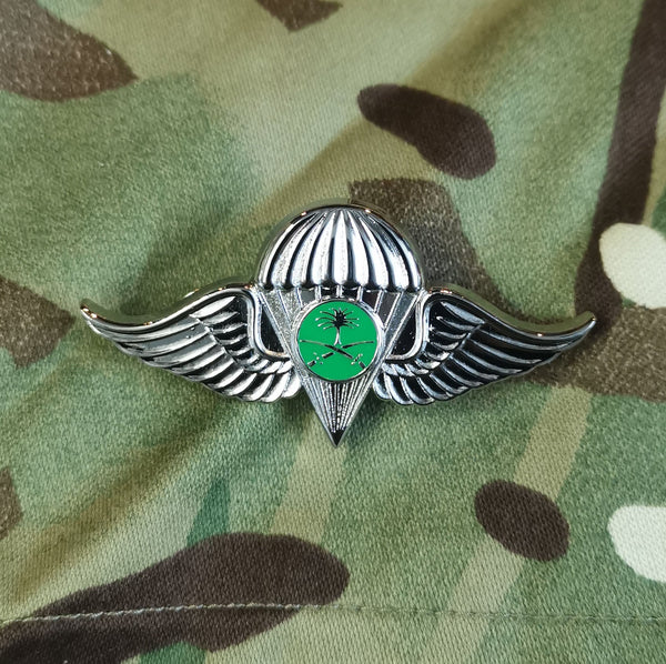 Saudi parachutist jump wings metal badge (variant)