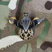 Iran / Iranian parachutist jump wings metal badge