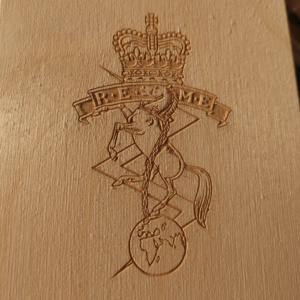 Besonderes Geschenkset – 1 x gravierte Flasche Taylors Port 75 cl &amp; 1 x gravierte Präsentationsholzbox