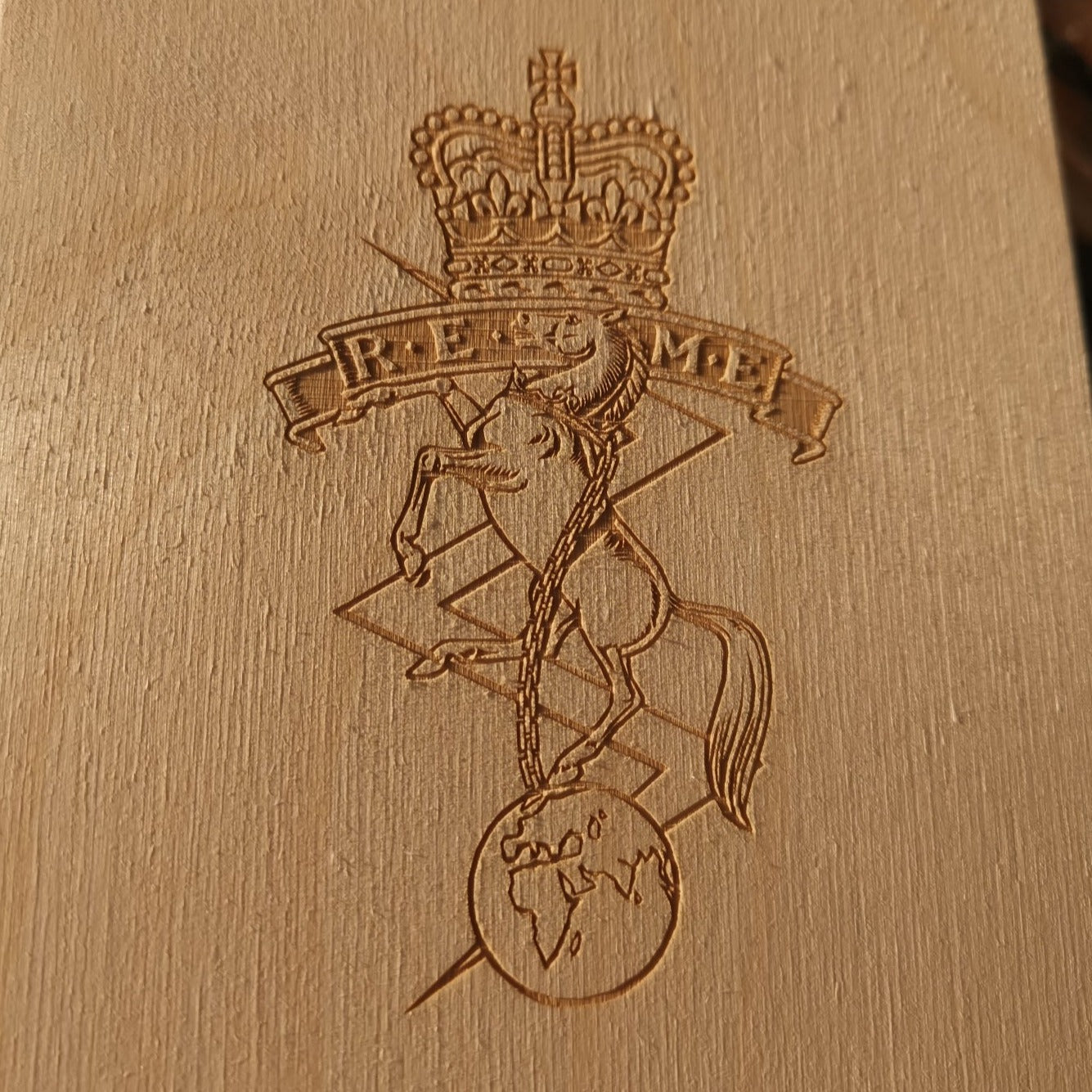 Besonderes Geschenkset – 1 x gravierte Flasche Taylors Port 75 cl &amp; 1 x gravierte Präsentationsholzbox