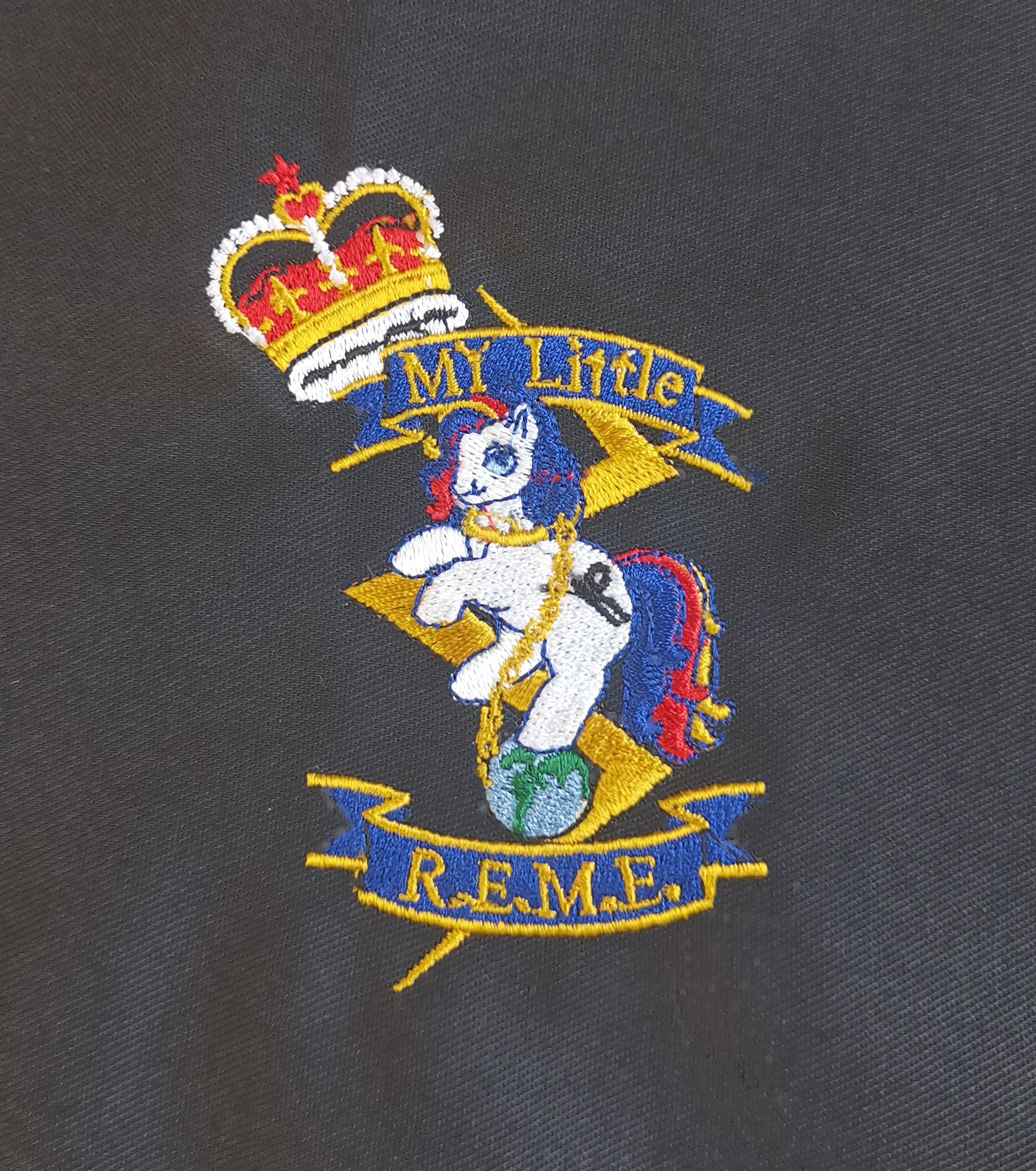 Mein kleines REME Pony / Spoof-Logo - Gesticktes Design - Wähle dein Kleidungsstück