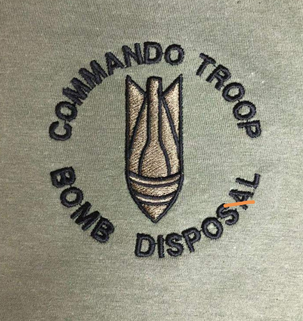 Bombenentschärfung durch Kommandotruppe – Gesticktes Design – Wähle dein Kleidungsstück