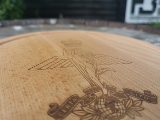 Geschnitztes / graviertes Schneidebrett aus Holz (Pizzabrett) - Rund