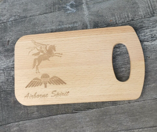 Geschnitztes / graviertes Schneidebrett aus Holz (Pizzabrett) - Rechteck