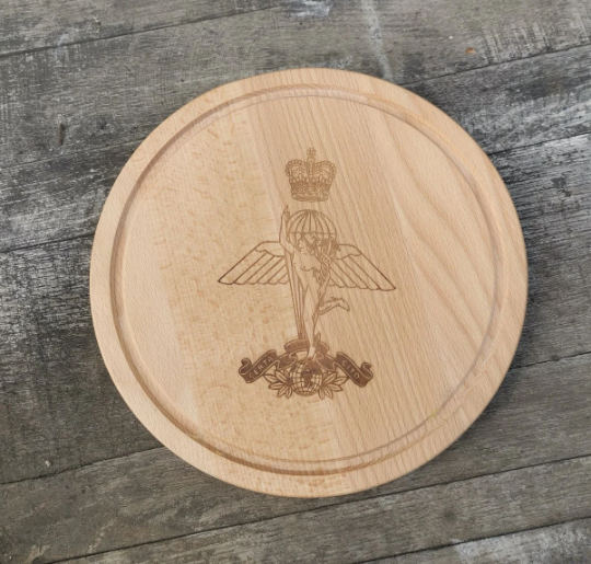 Geschnitztes / graviertes Schneidebrett aus Holz (Pizzabrett) - Rund