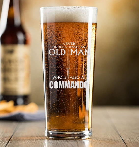 never underestimate and old man who is a commando - Engraved Contemporary Slim Conical Pint Glass 570ml -